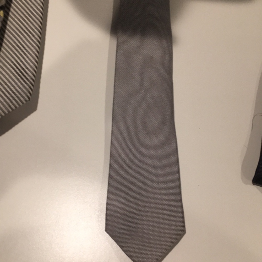 5/$35 Penguin Lt Grey / Silver skinny tie